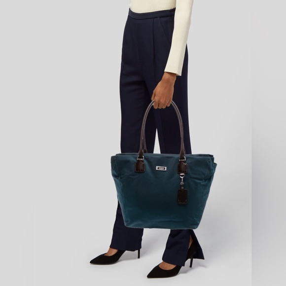 Tumi Quintessential Teal Tote Bag, 100% Nylon - Picture 3 of 9